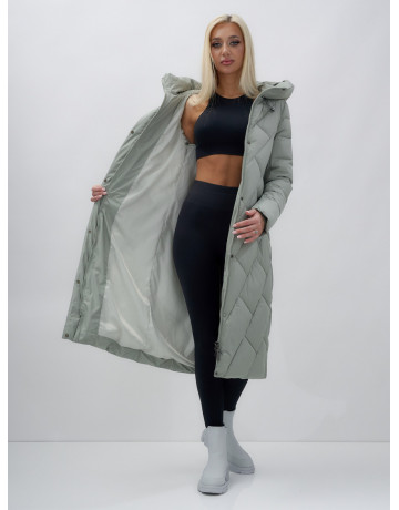 Длинный женский пуховик прямого кроя с капюшоном.