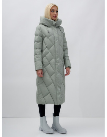 Длинный женский пуховик прямого кроя с капюшоном.