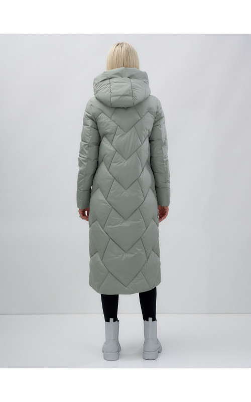 Длинный женский пуховик прямого кроя с капюшоном.