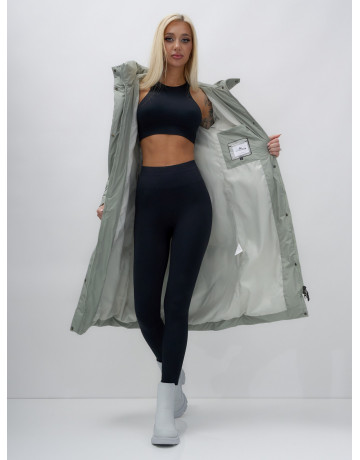 Длинный женский пуховик прямого кроя с капюшоном.