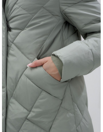 Длинный женский пуховик прямого кроя с капюшоном.