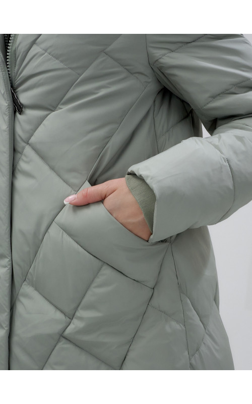 Длинный женский пуховик прямого кроя с капюшоном.