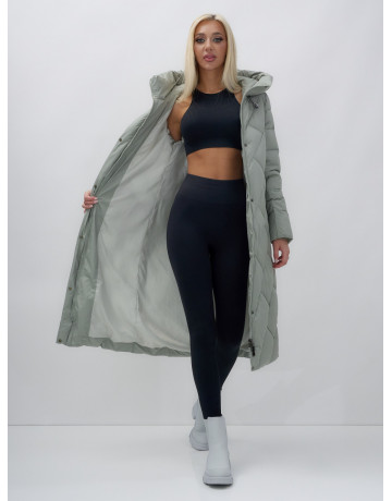 Длинный женский пуховик прямого кроя с капюшоном.