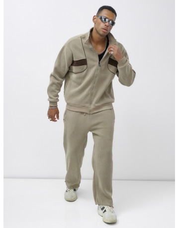 Утеплённый спортивный костюм для мужчин.