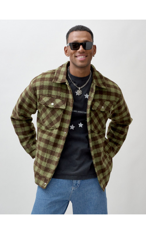 Мужская шерстяная рубашка прямого кроя в клетку.