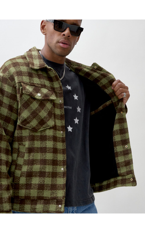 Мужская шерстяная рубашка прямого кроя в клетку.