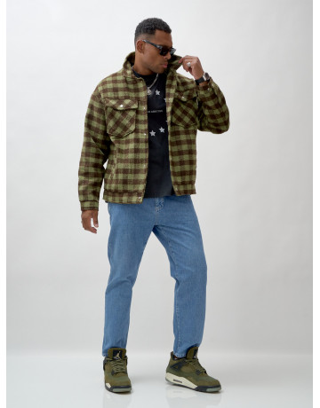 Мужская шерстяная рубашка прямого кроя в клетку.