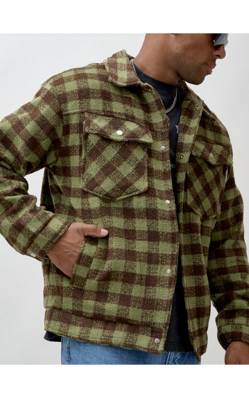 Мужская шерстяная рубашка прямого кроя в клетку.