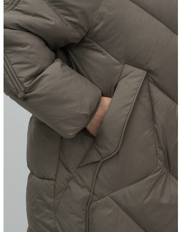 Длинный женский пуховик для зимы.