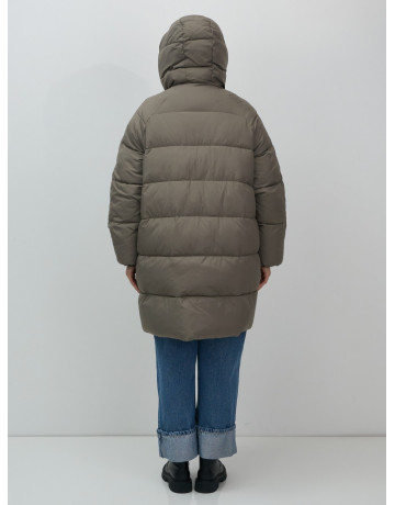 Длинный женский пуховик для зимы.