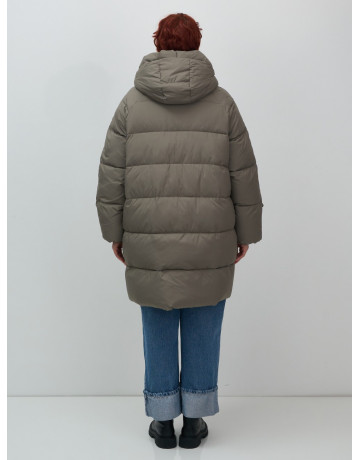 Длинный женский пуховик для зимы.