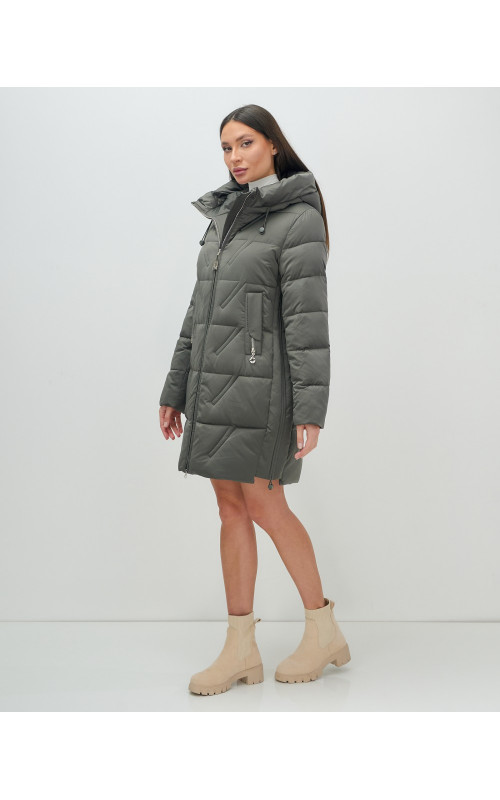 Женский зимний пуховик с капюшоном для холодной погоды.