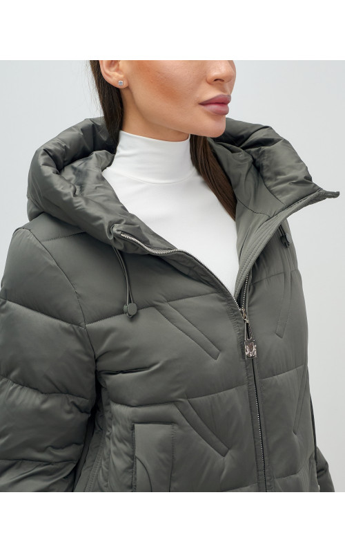 Женский зимний пуховик с капюшоном для холодной погоды.