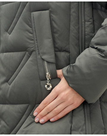 Женский зимний пуховик с капюшоном для холодной погоды.