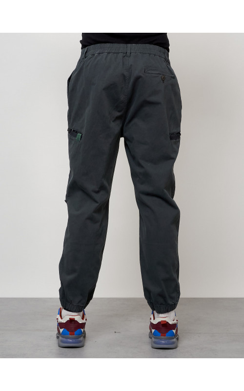 Мужские брюки зауженного кроя.