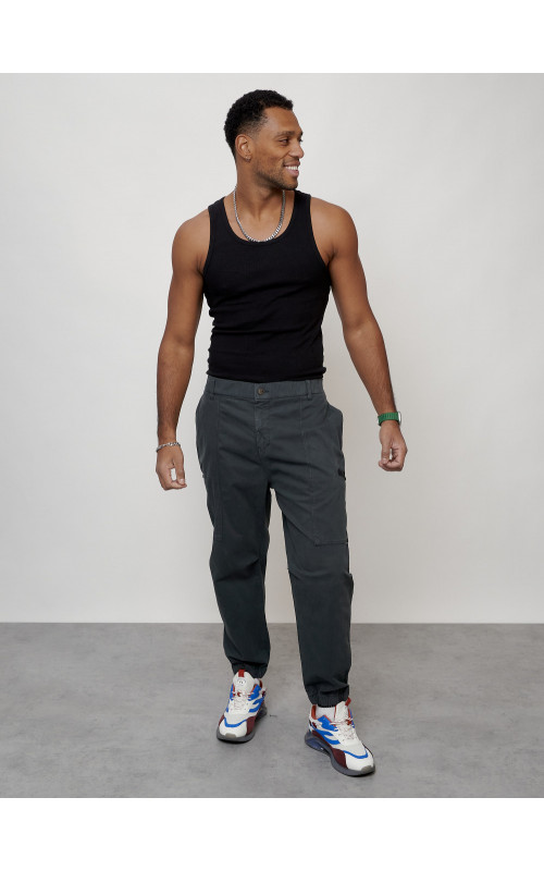 Мужские брюки зауженного кроя.