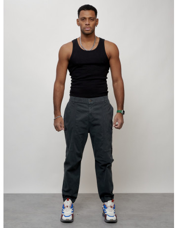 Мужские брюки зауженного кроя.