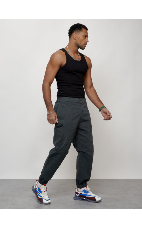 Мужские брюки зауженного кроя.