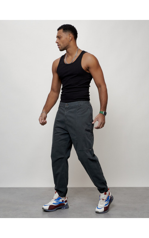 Мужские брюки зауженного кроя.