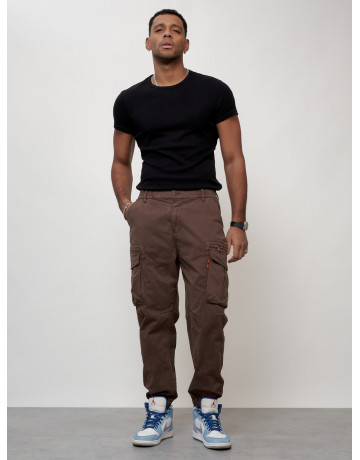 Мужские брюки зауженного кроя.