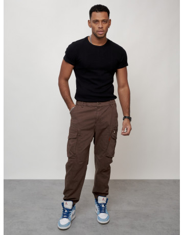 Мужские брюки зауженного кроя.