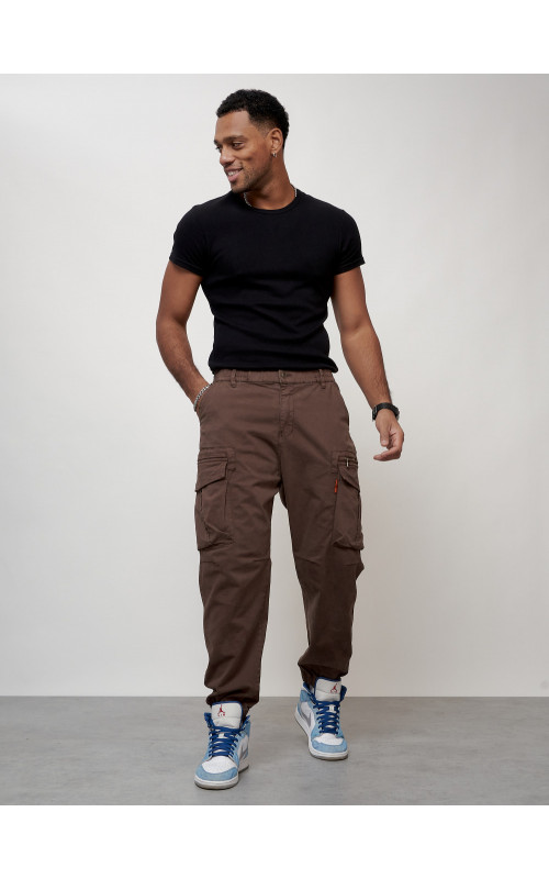 Мужские брюки зауженного кроя.