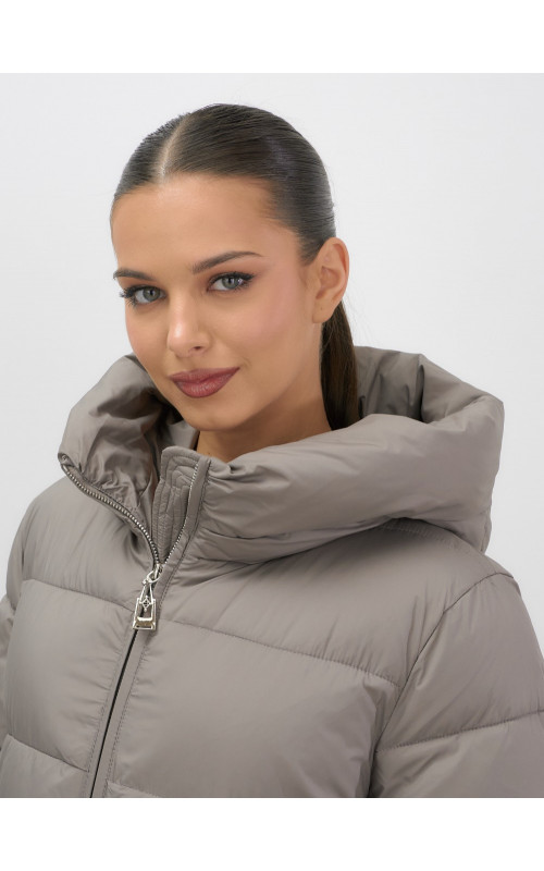 Женская зимняя куртка с капюшоном на резинке, утеплённая, больших размеров.