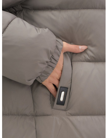 Женская зимняя куртка с капюшоном на резинке, утеплённая, больших размеров.