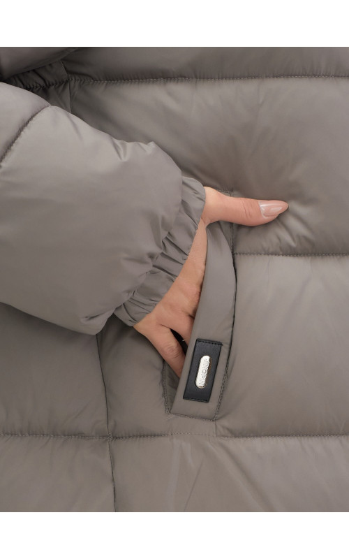 Женская зимняя куртка с капюшоном на резинке, утеплённая, больших размеров.