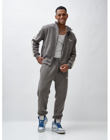 Мужской спортивный утеплённый костюм с начёсом для активного образа жизни.