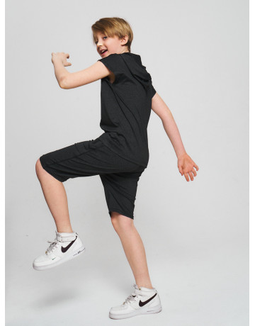 Летний спортивный костюм для мальчика: футболка с капюшоном и шорты с карманами.