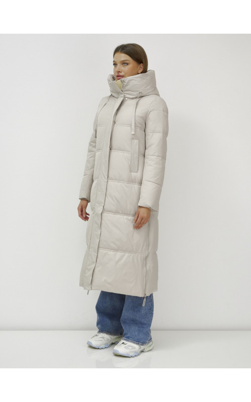 Длинный зимний пуховик с воротником-стойкой.