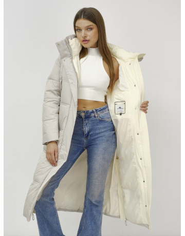 Длинный зимний пуховик с воротником-стойкой.