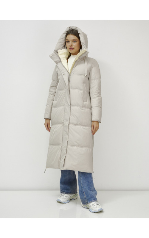 Длинный зимний пуховик с воротником-стойкой.