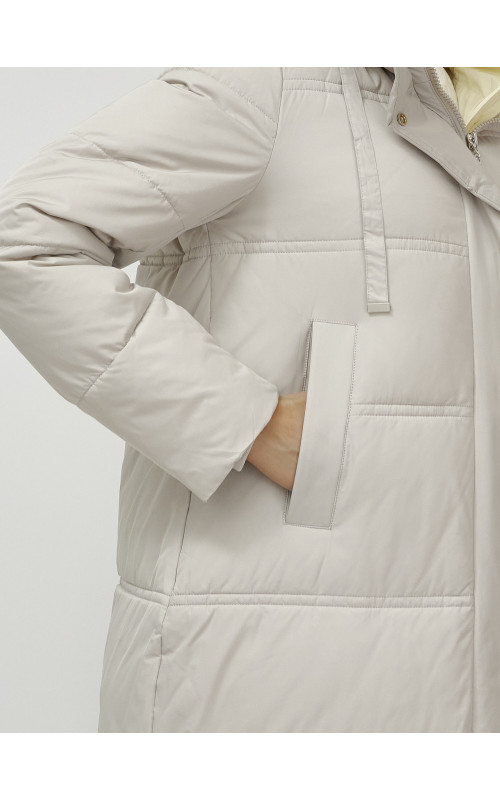 Длинный зимний пуховик с воротником-стойкой.