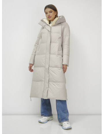 Длинный зимний пуховик с воротником-стойкой.