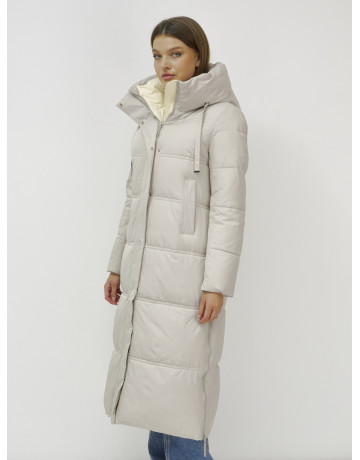 Длинный зимний пуховик с воротником-стойкой.