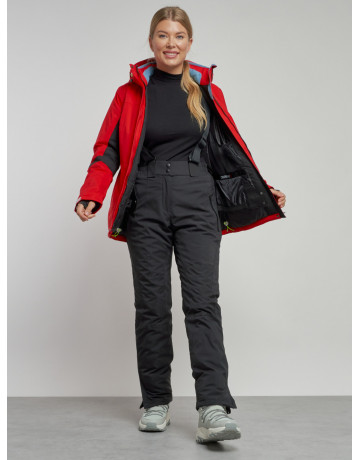 Женский горнолыжный костюм для зимних видов спорта.