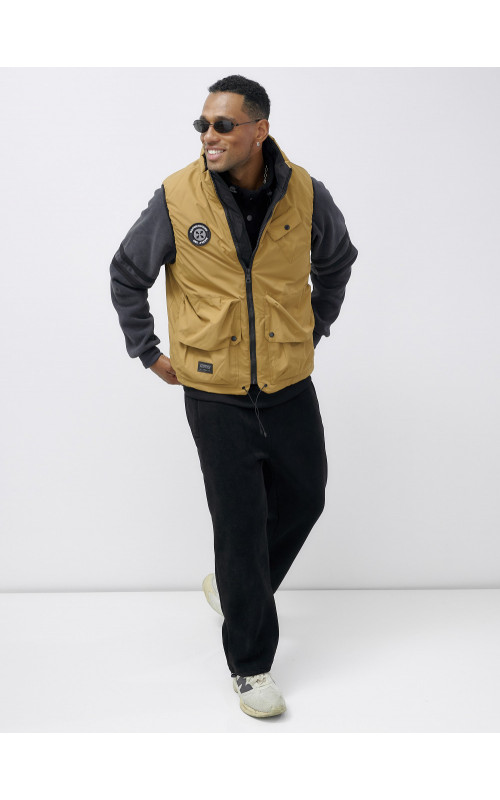 Мужская утеплённая жилетка для активного отдыха и города.