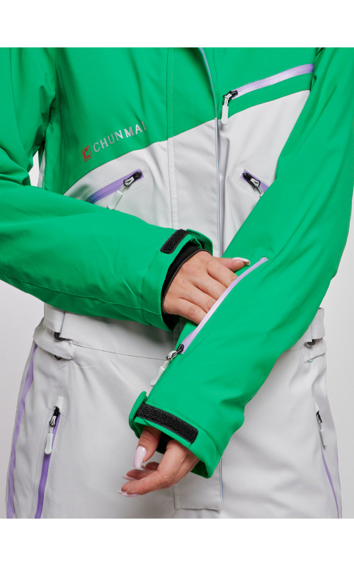 Зимний женский комбинезон для зимних видов спорта.