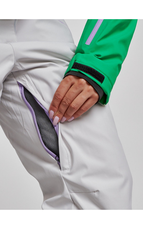 Зимний женский комбинезон для зимних видов спорта.