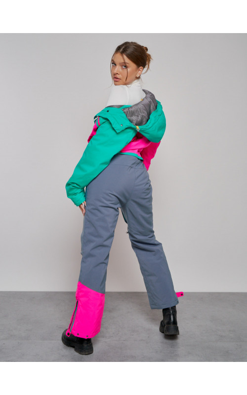 Зимний женский комбинезон для зимних видов спорта.