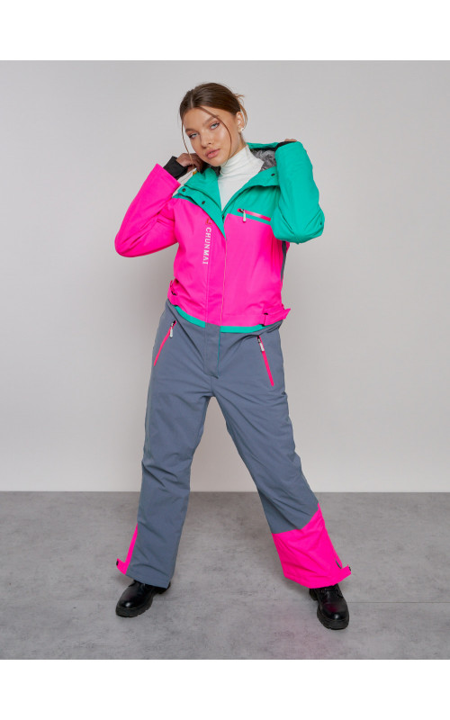 Зимний женский комбинезон для зимних видов спорта.