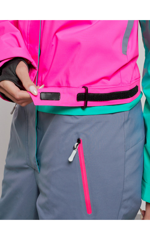 Зимний женский комбинезон для зимних видов спорта.