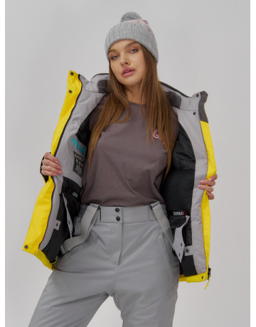 Женский горнолыжный костюм для зимних активностей.