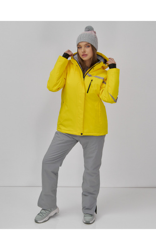 Женский горнолыжный костюм для зимних активностей.