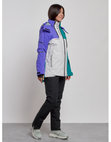 Женский горнолыжный костюм для зимних прогулок и спорта.