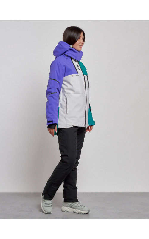 Женский горнолыжный костюм для зимних прогулок и спорта.