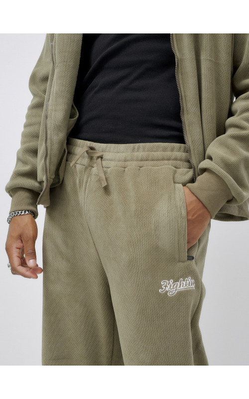 Мужской спортивный костюм для активного образа жизни.