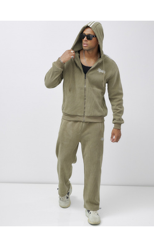 Мужской спортивный костюм для активного образа жизни.